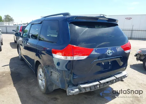 2011 Toyota Sienna Le V6 z USA, uszkodzony, nr VIN 5TDKK3DC5BS138299